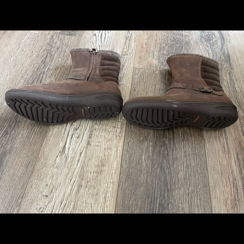 Women Teva waterproof boots